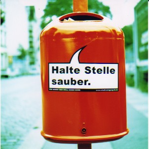 Auf ihrem Streifzug durch den öffentlcihen Raum Berlins bespricht die Autorin den Begriff der INtegration entlang von Müll und Flaschenpfand
