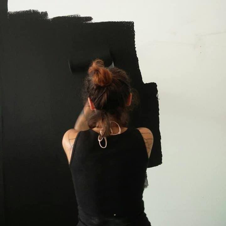 Die Autorin streicht ihre Wand schwarz